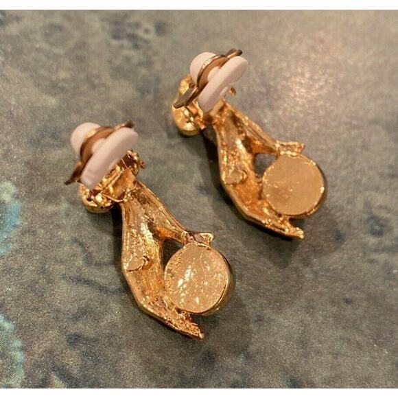 Vintage inspired clip on earrings gold tone hand holding black faceted stone gem - Picture 4 of 4